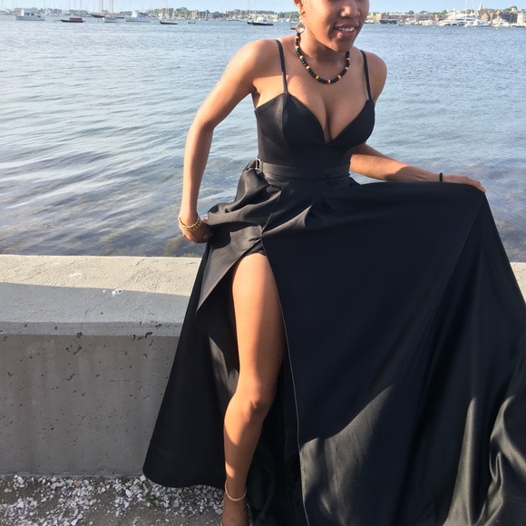 Black dress - Picture 5 of 8